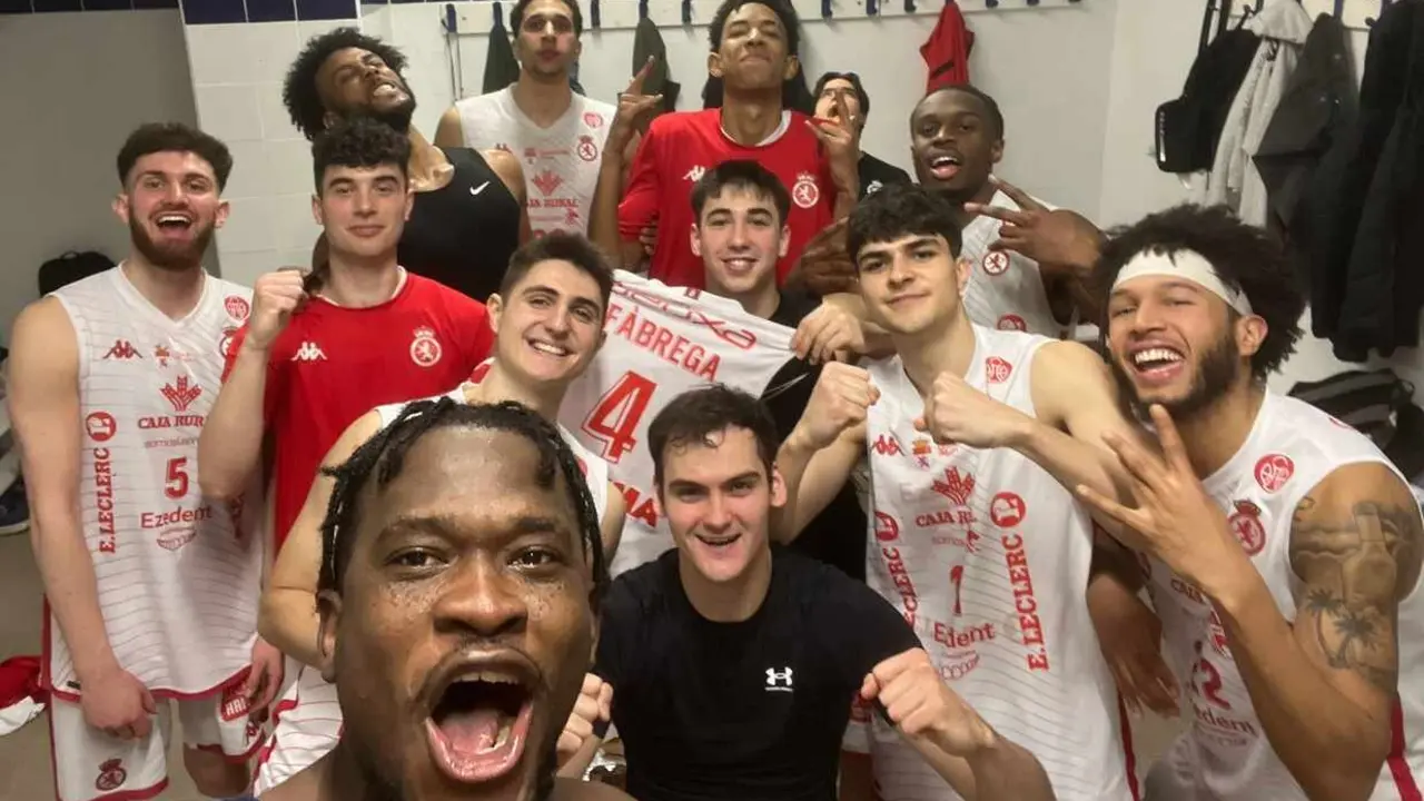 Los jugadores de la Cultural de Baloncesto celebrando la victoria.