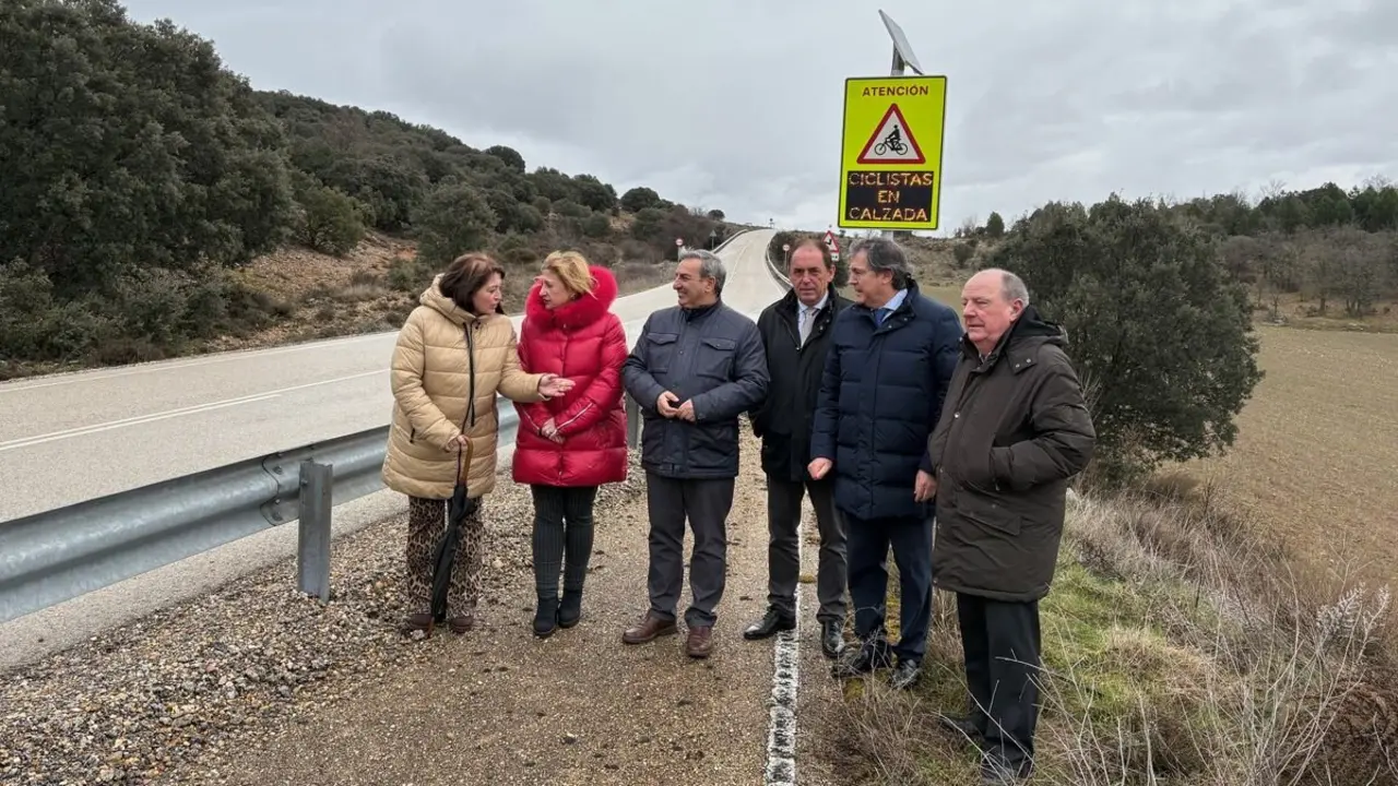 La Junta estudia implantar señales inteligentes de detección de ciclistas en las carreteras autonómicas para mejorar la seguridad vial.