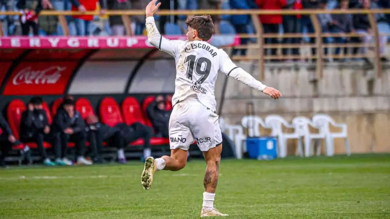 Antón Escobar, celebra su gol en el último partido ante el Real Unión. Foto: CyDLeonesa