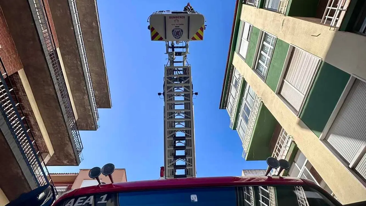 Bomberos de León han procedido a la revisión de fachada y retirada de elementos inestables en un inmueble del barrio de San Claudio. Foto: Bomberos León