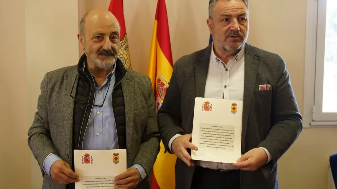 El presidente de la Confederación Hidrográfica Miño-Sil, José Antonio Quiroga (I), junto al presidente de la Mancomunidad de Municipios del Agua del Bierzo, Eduardo Morán (D), durante la firma del convenio para la financiación, ejecución y entrega de la primera fase de las obras de eliminación de aguas limpias del Saneamiento del Bierzo Bajo. Foto: César Sánchez.