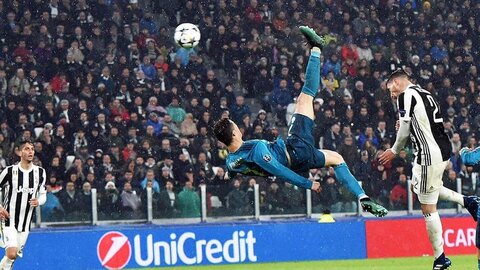 Momento en el que Cristiano Ronaldo, cuando era jugador del Real Madrid, realizó la chilena que finalizó en gol ante la Juventus, su actual equipo (EFE)