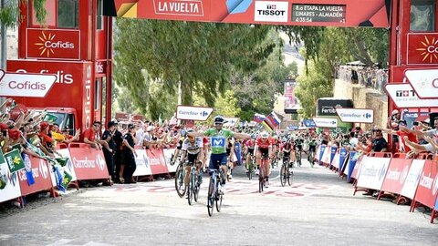 Valverde saca oro en Almadén y Molard aguanta líder de La Vuelta