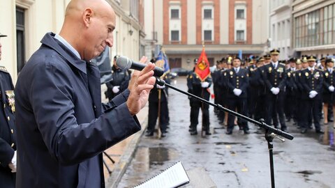 El alcalde de León, José Antonio Diez, preside el acto de descubrimiento de la placa de la calle dedicada a la Policía Nacional. (Foto: Campillo)