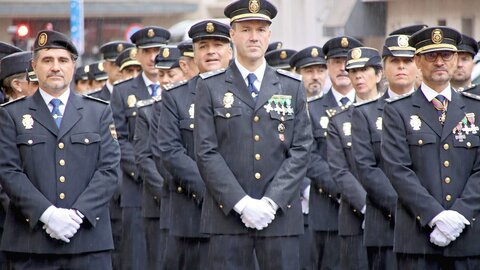 El alcalde de León, José Antonio Diez, preside el acto de descubrimiento de la placa de la calle dedicada a la Policía Nacional. (Foto: Campillo)