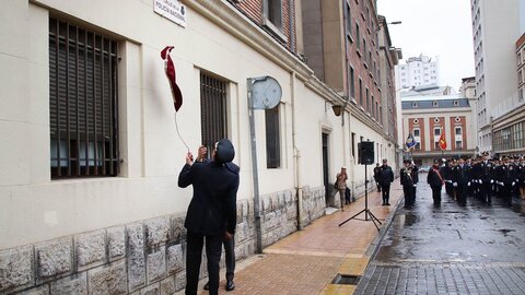 El alcalde de León, José Antonio Diez, preside el acto de descubrimiento de la placa de la calle dedicada a la Policía Nacional. (Foto: Campillo)