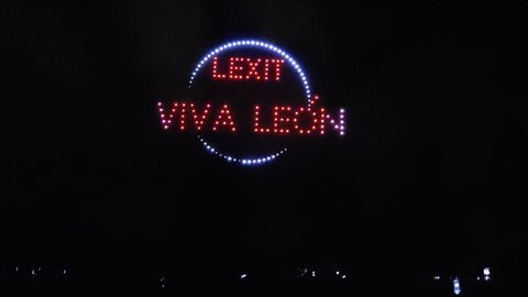 'Lexit' para León con drones y fuegos artificiales. El espectáculo de drones realizado con motivo de la fiestas de San Froilán se ha convertido en una reivindicativa acción leonesista.