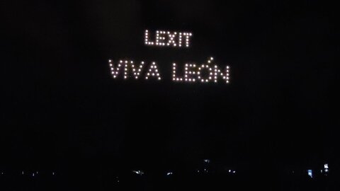 'Lexit' para León con drones y fuegos artificiales. El espectáculo de drones realizado con motivo de la fiestas de San Froilán se ha convertido en una reivindicativa acción leonesista.