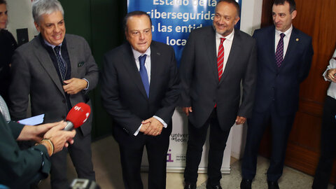 El presidente del Consejo de Cuentas, Mario Amilivia, y el vicerrector de Infraestructuras, Sostenibilidad y Transformación Digital de la Universidad de León, Ramón Ángel Fernández, inauguran la jornada acompañados por el presidente de la Diputación, Gerardo Álvarez y el delegado territorial, Eduardo Diego.