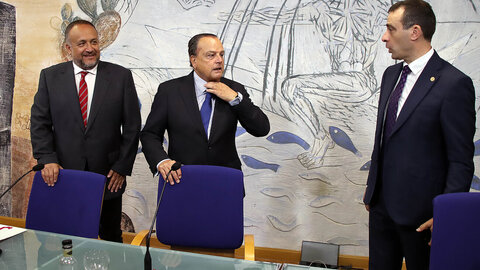 El presidente del Consejo de Cuentas, Mario Amilivia, y el vicerrector de Infraestructuras, Sostenibilidad y Transformación Digital de la Universidad de León, Ramón Ángel Fernández, inauguran la jornada acompañados por el presidente de la Diputación, Gerardo Álvarez y el delegado territorial, Eduardo Diego.