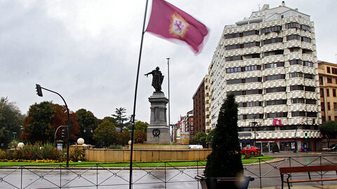 La borrasca Kirk deja lluvia y fuertes rachas de viento en la capital leonesa