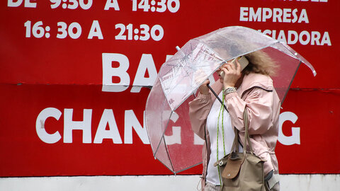 La borrasca Kirk deja lluvia y fuertes rachas de viento en la capital leonesa