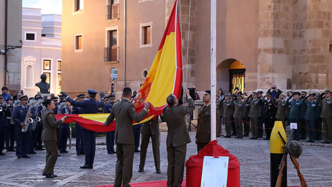 Arriado de bandera y retreta militar en vísperas del Día de la Fiesta Nacional