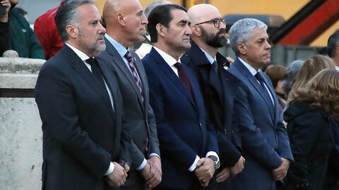 Arriado de bandera y retreta militar en vísperas del Día de la Fiesta Nacional