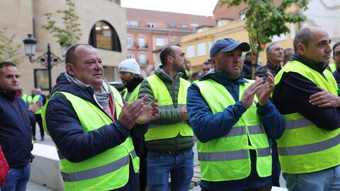 Más de 200 personas se concentran frente a los Juzgados de Benavente para respaldar a los compañeros procesados por los disturbios en las protestas en defensa del campo