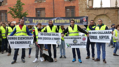 Más de 200 personas se concentran frente a los Juzgados de Benavente para respaldar a los compañeros procesados por los disturbios en las protestas en defensa del campo