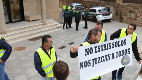 Más de 200 personas se concentran frente a los Juzgados de Benavente para respaldar a los compañeros procesados por los disturbios en las protestas en defensa del campo