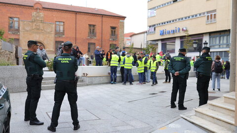 Más de 200 personas se concentran frente a los Juzgados de Benavente para respaldar a los compañeros procesados por los disturbios en las protestas en defensa del campo