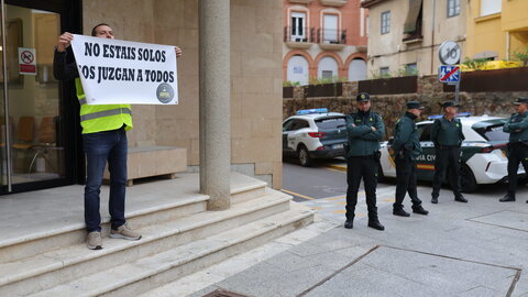 Más de 200 personas se concentran frente a los Juzgados de Benavente para respaldar a los compañeros procesados por los disturbios en las protestas en defensa del campo