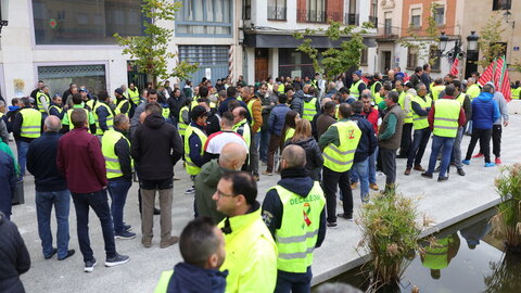 Más de 200 personas se concentran frente a los Juzgados de Benavente para respaldar a los compañeros procesados por los disturbios en las protestas en defensa del campo