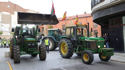 Más de 200 personas se concentran frente a los Juzgados de Benavente para respaldar a los compañeros procesados por los disturbios en las protestas en defensa del campo