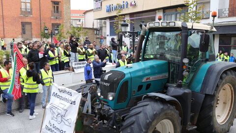 Más de 200 personas se concentran frente a los Juzgados de Benavente para respaldar a los compañeros procesados por los disturbios en las protestas en defensa del campo