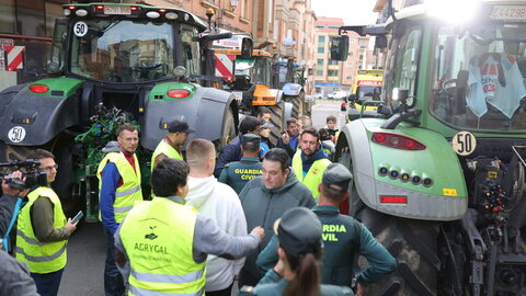 Más de 200 personas se concentran frente a los Juzgados de Benavente para respaldar a los compañeros procesados por los disturbios en las protestas en defensa del campo