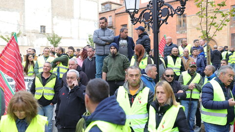 Más de 200 personas se concentran frente a los Juzgados de Benavente para respaldar a los compañeros procesados por los disturbios en las protestas en defensa del campo