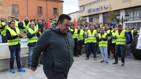 Más de 200 personas se concentran frente a los Juzgados de Benavente para respaldar a los compañeros procesados por los disturbios en las protestas en defensa del campo