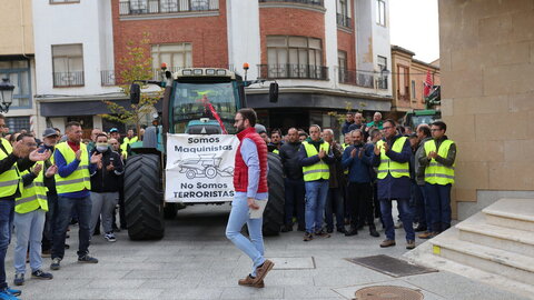 Más de 200 personas se concentran frente a los Juzgados de Benavente para respaldar a los compañeros procesados por los disturbios en las protestas en defensa del campo