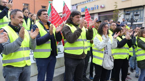 Más de 200 personas se concentran frente a los Juzgados de Benavente para respaldar a los compañeros procesados por los disturbios en las protestas en defensa del campo