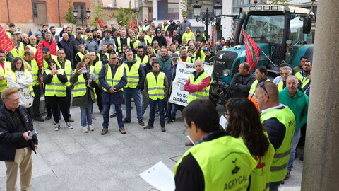 Más de 200 personas se concentran frente a los Juzgados de Benavente para respaldar a los compañeros procesados por los disturbios en las protestas en defensa del campo