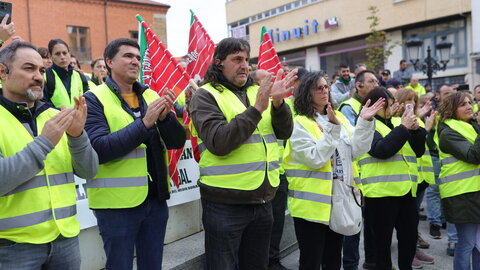 Más de 200 personas se concentran frente a los Juzgados de Benavente para respaldar a los compañeros procesados por los disturbios en las protestas en defensa del campo