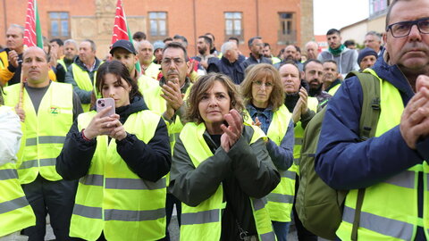 Más de 200 personas se concentran frente a los Juzgados de Benavente para respaldar a los compañeros procesados por los disturbios en las protestas en defensa del campo