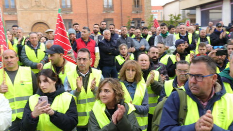 Más de 200 personas se concentran frente a los Juzgados de Benavente para respaldar a los compañeros procesados por los disturbios en las protestas en defensa del campo