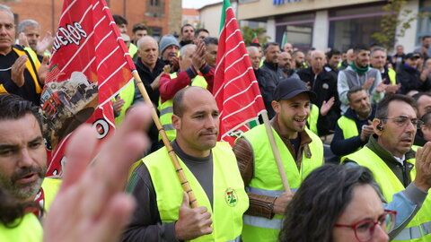 Más de 200 personas se concentran frente a los Juzgados de Benavente para respaldar a los compañeros procesados por los disturbios en las protestas en defensa del campo