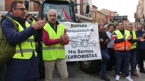 Más de 200 personas se concentran frente a los Juzgados de Benavente para respaldar a los compañeros procesados por los disturbios en las protestas en defensa del campo