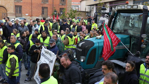 Más de 200 personas se concentran frente a los Juzgados de Benavente para respaldar a los compañeros procesados por los disturbios en las protestas en defensa del campo