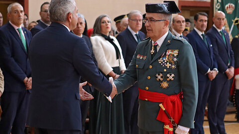 El jefe de la XII Zona de la Guardia Civil, general de Brigada Jos? Antonio Fern?ndez de Luz de las Heras, y el delegado del Gobierno, Nicanor Sen, presiden la celebraci?n de la Virgen del Pilar en Le?n, al que asisten tambi?n el alcalde, Jos? Antonio Diez y el consejero de Medio Ambiente, Vivienda y Ordenaci?n del Territorio, Juan Carlos Su?rez-Qui?ones