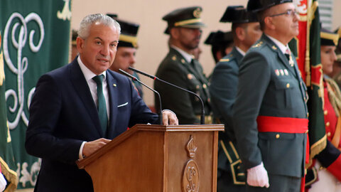 El jefe de la XII Zona de la Guardia Civil, general de Brigada Jos? Antonio Fern?ndez de Luz de las Heras, y el delegado del Gobierno, Nicanor Sen, presiden la celebraci?n de la Virgen del Pilar en Le?n, al que asisten tambi?n el alcalde, Jos? Antonio Diez y el consejero de Medio Ambiente, Vivienda y Ordenaci?n del Territorio, Juan Carlos Su?rez-Qui?ones