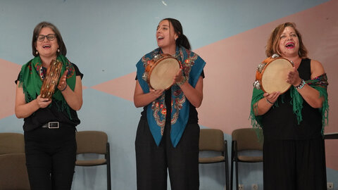 El grupo de Cantareiras de la Asociación Abelladeira de Ponferrada, durante uno de sus ensayos. (Foto: César Sánchez)