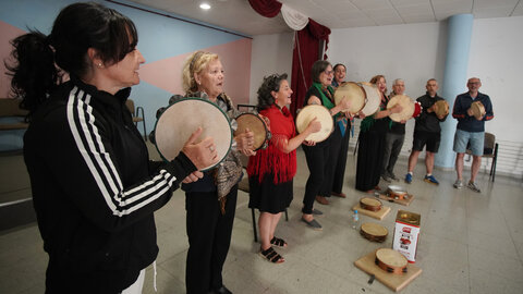 El grupo de Cantareiras de la Asociación Abelladeira de Ponferrada, durante uno de sus ensayos. (Foto: César Sánchez)