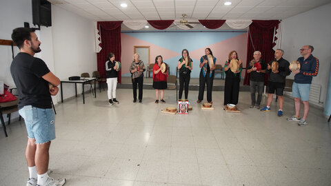 El grupo de Cantareiras de la Asociación Abelladeira de Ponferrada, durante uno de sus ensayos. (Foto: César Sánchez)