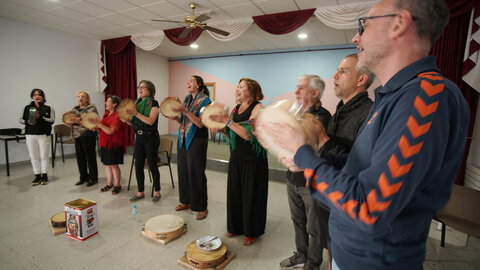 El grupo de Cantareiras de la Asociación Abelladeira de Ponferrada, durante uno de sus ensayos. (Foto: César Sánchez)