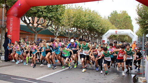 Unos 4.000 corredores llegados de diferentes puntos del país participaron este sábado en la prueba de los ‘10 KM Hyundai León Cuna del Parlamentarismo León’