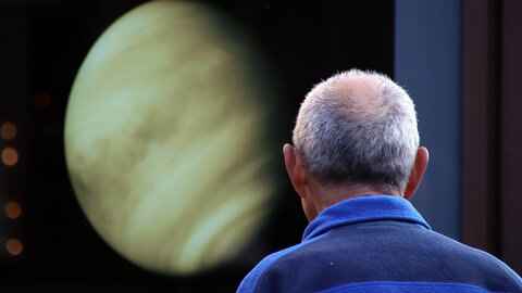 El entorno de la catedral de León acoge hasta el 29 de noviembre la exposición fotográfica ‘Otros mundos. Viaje por el sistema solar de la mano de Michael Benson’, que presenta 40 imágenes obtenidas en diversas misiones planetarias.