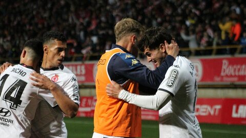 El líder es más líder y la Ponferradina no recupera aire en el derbi. En el Reino de León la Cultural cimentó aún más su liderato y lo hizo ante un rival que en ningún momento se vino abajo y peleó sin descanso.