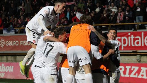 El líder es más líder y la Ponferradina no recupera aire en el derbi. En el Reino de León la Cultural cimentó aún más su liderato y lo hizo ante un rival que en ningún momento se vino abajo y peleó sin descanso.