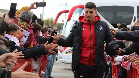 El líder es más líder y la Ponferradina no recupera aire en el derbi. En el Reino de León la Cultural cimentó aún más su liderato y lo hizo ante un rival que en ningún momento se vino abajo y peleó sin descanso.