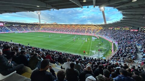 El líder es más líder y la Ponferradina no recupera aire en el derbi. En el Reino de León la Cultural cimentó aún más su liderato y lo hizo ante un rival que en ningún momento se vino abajo y peleó sin descanso.